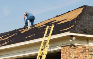 photo of an expert roofer at work in NJ