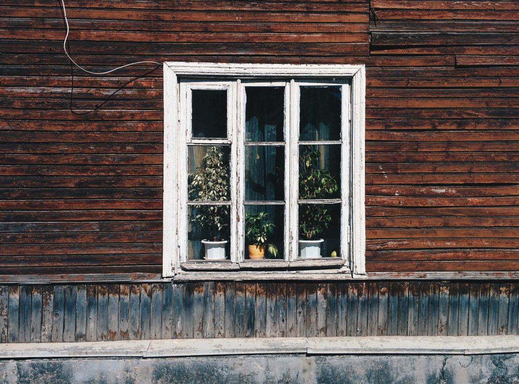 Vinyl Windows Versus Wood Windows